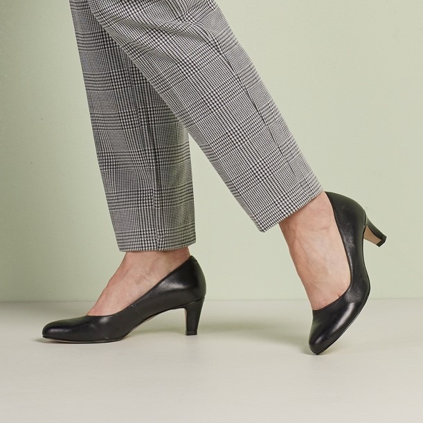 Joy pump in Black Leather
